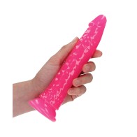 Shots RealRock Dildo Slim de 7 Pulgadas que Brilla en la Oscuridad - Rosa Neón